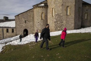 Grupos de amigos y familias han acudido este domingo al santuario de San Miguel de Aralar para disfrutar de la nieve