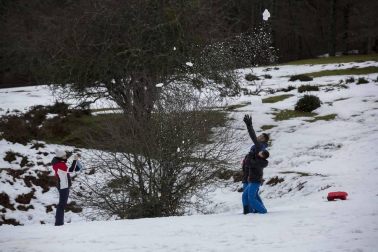 Grupos de amigos y familias han acudido este domingo al santuario de San Miguel de Aralar para disfrutar de la nieve