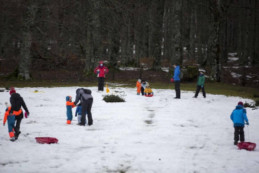 Grupos de amigos y familias han acudido este domingo al santuario de San Miguel de Aralar para disfrutar de la nieve
