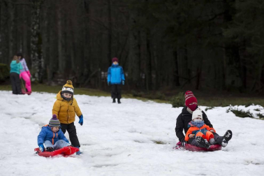 Grupos de amigos y familias han acudido este domingo al santuario de San Miguel de Aralar para disfrutar de la nieve