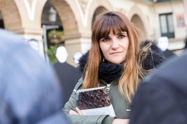 La artista ha participado en la concentración organizada en la capital ribera y ha cantado 'La puerta violeta'