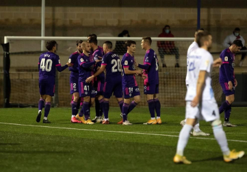 Imágenes del partido de primera ronda de Copa del Rey entre el Cantolagua y el Real Valladolid disputado en el estadio Merkatondoa.