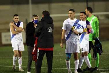 Imágenes del partido de primera ronda de Copa del Rey entre el Cantolagua y el Real Valladolid disputado en el estadio Merkatondoa.