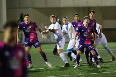 Imágenes del partido de primera ronda de Copa del Rey entre el Cantolagua y el Real Valladolid disputado en el estadio Merkatondoa.