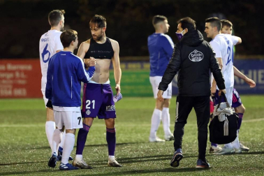 Imágenes del partido de primera ronda de Copa del Rey entre el Cantolagua y el Real Valladolid disputado en el estadio Merkatondoa.