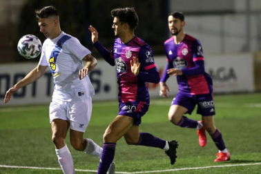 Imágenes del partido de primera ronda de Copa del Rey entre el Cantolagua y el Real Valladolid disputado en el estadio Merkatondoa.