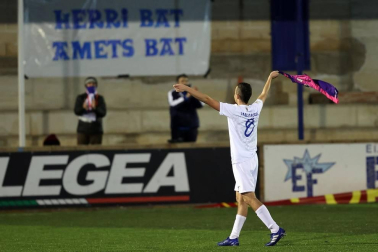 Imágenes del partido de primera ronda de Copa del Rey entre el Cantolagua y el Real Valladolid disputado en el estadio Merkatondoa.