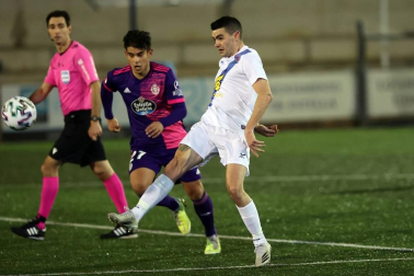 Imágenes del partido de primera ronda de Copa del Rey entre el Cantolagua y el Real Valladolid disputado en el estadio Merkatondoa.