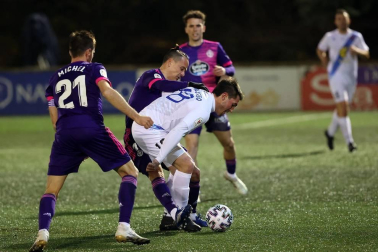 Imágenes del partido de primera ronda de Copa del Rey entre el Cantolagua y el Real Valladolid disputado en el estadio Merkatondoa.