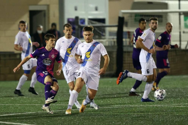 Imágenes del partido de primera ronda de Copa del Rey entre el Cantolagua y el Real Valladolid disputado en el estadio Merkatondoa.
