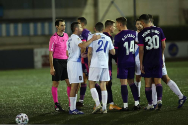 Imágenes del partido de primera ronda de Copa del Rey entre el Cantolagua y el Real Valladolid disputado en el estadio Merkatondoa.