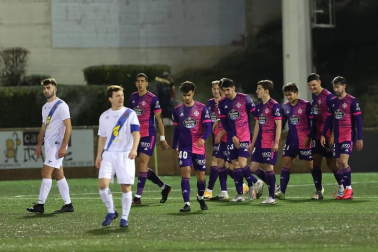 Imágenes del partido de primera ronda de Copa del Rey entre el Cantolagua y el Real Valladolid disputado en el estadio Merkatondoa.