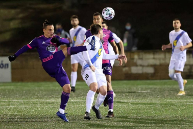 Imágenes del partido de primera ronda de Copa del Rey entre el Cantolagua y el Real Valladolid disputado en el estadio Merkatondoa.