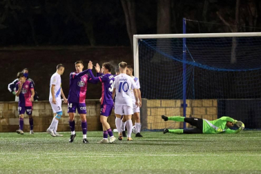 Imágenes del partido de primera ronda de Copa del Rey entre el Cantolagua y el Real Valladolid disputado en el estadio Merkatondoa.