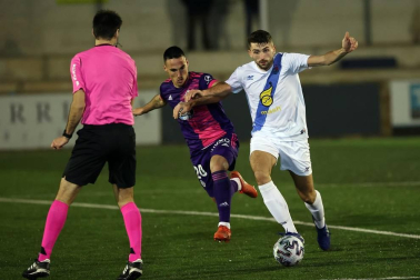 Imágenes del partido de primera ronda de Copa del Rey entre el Cantolagua y el Real Valladolid disputado en el estadio Merkatondoa.