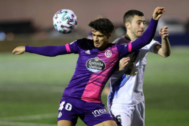 Imágenes del partido de primera ronda de Copa del Rey entre el Cantolagua y el Real Valladolid disputado en el estadio Merkatondoa.