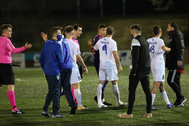 Imágenes del partido de primera ronda de Copa del Rey entre el Cantolagua y el Real Valladolid disputado en el estadio Merkatondoa.