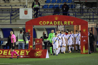 Imágenes del partido de primera ronda de Copa del Rey entre el Cantolagua y el Real Valladolid disputado en el estadio Merkatondoa.