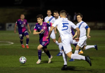Imágenes del partido de primera ronda de Copa del Rey entre el Cantolagua y el Real Valladolid disputado en el estadio Merkatondoa.