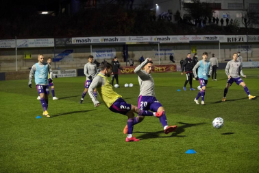 Imágenes del partido de primera ronda de Copa del Rey entre el Cantolagua y el Real Valladolid disputado en el estadio Merkatondoa.