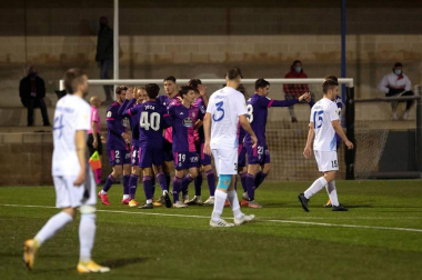 Imágenes del partido de primera ronda de Copa del Rey entre el Cantolagua y el Real Valladolid disputado en el estadio Merkatondoa.