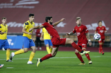 Imágenes del partido de primera ronda de Copa del Rey entre el Tomares y Osasuna, disputado en el estadio de La Cartuja.