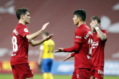 Imágenes del partido de primera ronda de Copa del Rey entre el Tomares y Osasuna, disputado en el estadio de La Cartuja.