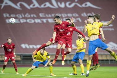 Imágenes del partido de primera ronda de Copa del Rey entre el Tomares y Osasuna, disputado en el estadio de La Cartuja.