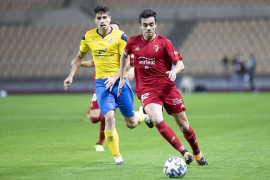 Imágenes del partido de primera ronda de Copa del Rey entre el Tomares y Osasuna, disputado en el estadio de La Cartuja.