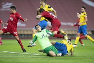 Imágenes del partido de primera ronda de Copa del Rey entre el Tomares y Osasuna, disputado en el estadio de La Cartuja.