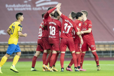 Imágenes del partido de primera ronda de Copa del Rey entre el Tomares y Osasuna, disputado en el estadio de La Cartuja.