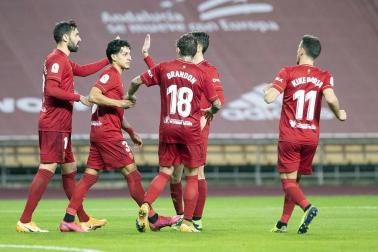 Imágenes del partido de primera ronda de Copa del Rey entre el Tomares y Osasuna, disputado en el estadio de La Cartuja.