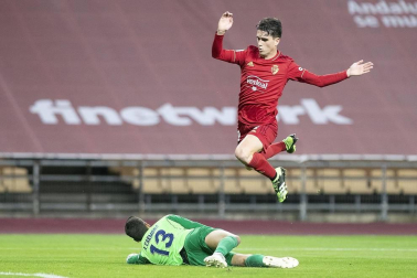 Imágenes del partido de primera ronda de Copa del Rey entre el Tomares y Osasuna, disputado en el estadio de La Cartuja.