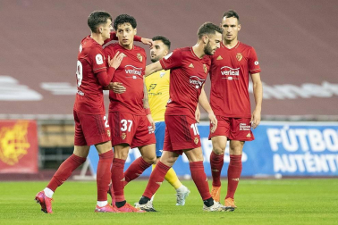 Imágenes del partido de primera ronda de Copa del Rey entre el Tomares y Osasuna, disputado en el estadio de La Cartuja.
