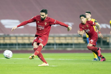 Imágenes del partido de primera ronda de Copa del Rey entre el Tomares y Osasuna, disputado en el estadio de La Cartuja.