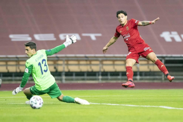 Imágenes del partido de primera ronda de Copa del Rey entre el Tomares y Osasuna, disputado en el estadio de La Cartuja.