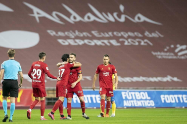 Imágenes del partido de primera ronda de Copa del Rey entre el Tomares y Osasuna, disputado en el estadio de La Cartuja.