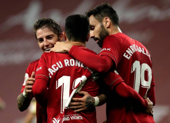 Imágenes del partido de primera ronda de Copa del Rey entre el Tomares y Osasuna, disputado en el estadio de La Cartuja.