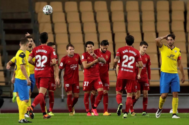 Imágenes del partido de primera ronda de Copa del Rey entre el Tomares y Osasuna, disputado en el estadio de La Cartuja.