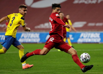 Imágenes del partido de primera ronda de Copa del Rey entre el Tomares y Osasuna, disputado en el estadio de La Cartuja.