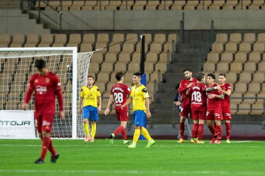 Imágenes del partido de primera ronda de Copa del Rey entre el Tomares y Osasuna, disputado en el estadio de La Cartuja.