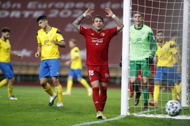 Imágenes del partido de primera ronda de Copa del Rey entre el Tomares y Osasuna, disputado en el estadio de La Cartuja.