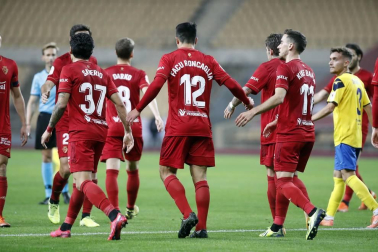 Imágenes del partido de primera ronda de Copa del Rey entre el Tomares y Osasuna, disputado en el estadio de La Cartuja.