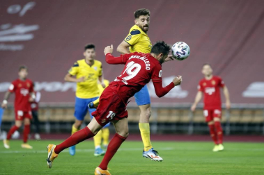 Imágenes del partido de primera ronda de Copa del Rey entre el Tomares y Osasuna, disputado en el estadio de La Cartuja.