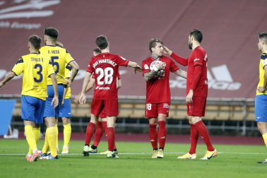 Imágenes del partido de primera ronda de Copa del Rey entre el Tomares y Osasuna, disputado en el estadio de La Cartuja.