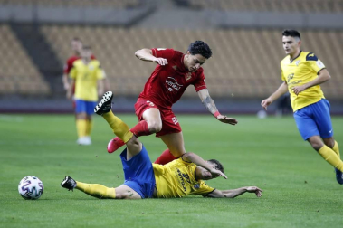 Imágenes del partido de primera ronda de Copa del Rey entre el Tomares y Osasuna, disputado en el estadio de La Cartuja.