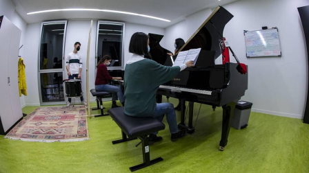 El Conservatorio Superior de Música de Navarra acogió un encuentro a favor del humor y contra el 'establishment' musical