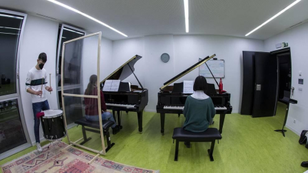 El Conservatorio Superior de Música de Navarra acogió un encuentro a favor del humor y contra el 'establishment' musical