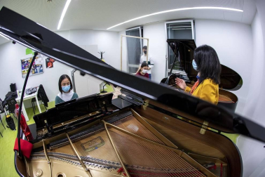 El Conservatorio Superior de Música de Navarra acogió un encuentro a favor del humor y contra el 'establishment' musical