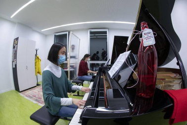 El Conservatorio Superior de Música de Navarra acogió un encuentro a favor del humor y contra el 'establishment' musical